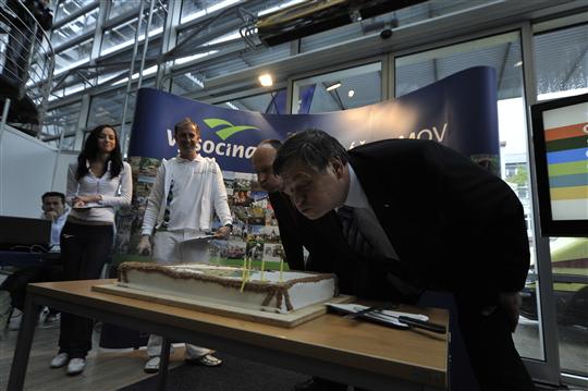 Svíčky na narozeninovém dortu a ředitel úřadu Zdeněk Kadlec s hejtmanem kraje Vysočina Jiřím Běhounkem