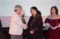 Radní Kraje Vysočina Marie Kružíková předává cenu za akci Jsme na jedné lodi, musíme si pomáhat ředitelka společnosti Portimo o.p.s. Ruth Šormová
