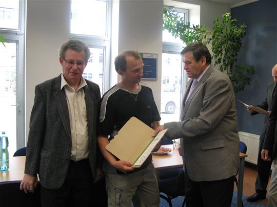 Miloslav Doležal a Petr Chvojka Zemědělská společnost Krucemburk a certifikát za skvělé klobásy Vysočina předává hejtman Jiří Běhounek