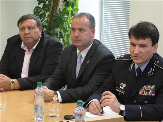 Tisková konference - zleva hejtmani Stanislav Mišák, Stanislav Eichler a policejní prezident Oldřich Martinů