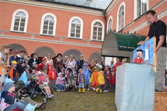 2011_07_13_Hračkobraní - zahajovací loutkové představení 
