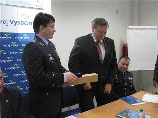 Hejtman Jiří Běhounek předal medaili policejnímu prezidetovi Oldřichu Martinů