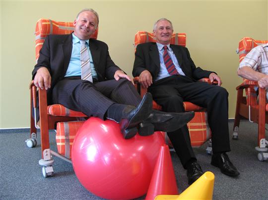 Prostory nové rehabilitace vyzkoušeli mezi prvními radní kraje pro oblast sociálních věcí Petr Krčál a starosta Pelhřimova Leopold Bambula.