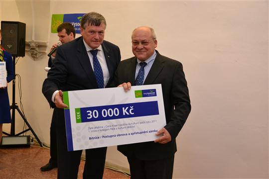 2012_05_31_Zlatá Jeřabina 2011, hejtman Jiří Běhounek předává cenu za opravu zámku starostovi Brtnice Stanislavu Jirků