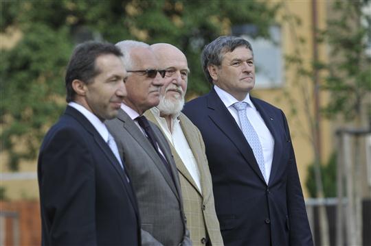 2010_07_07_Otevření park Gustava Mahlera- na snímku zleva: Jaroslav Vymazal, Václav Klaus, Jan  Koblas, Jiří Běhounek