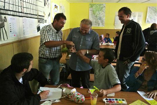 V den návštěvy se děti připravovaly na večerní vystoupení. Jejich snahu ocenil radní Petr Krčál společně s Romanem Sýkorou z Krajského úřadu Kraje Vysočina.