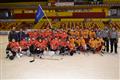 Společná fotografie hráčů HC Dukla a Šachtjor Soligorsk s ředitelem krajského úřadu Zdeňkem Kadlecem