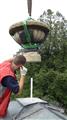 Instalace nové vázy na střechu novoměstského zámku