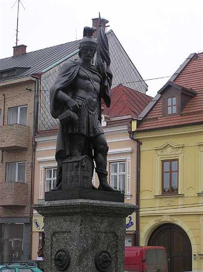 Socha sv. Floriana na kašně na náměstí