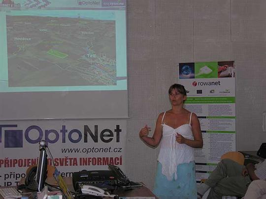 Drahomíra Zedníčková při ukázce technologií firmy Geodis