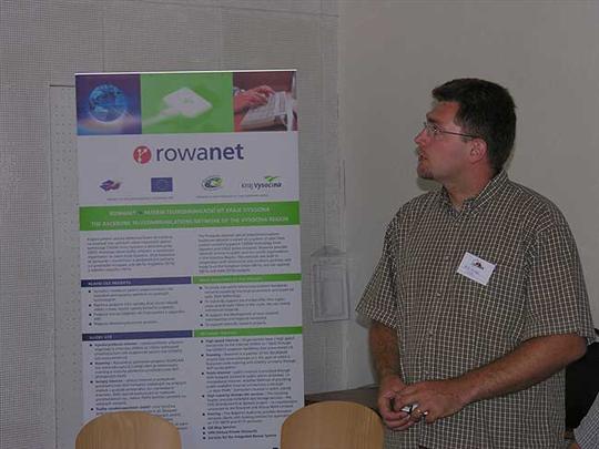 Petr Pavlinec přednáší o projektu RowaNet