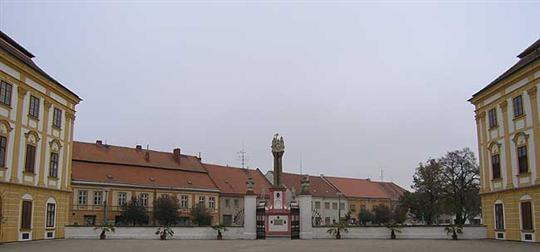 Pohled z nádvoří zámku na náměstí se sloupem Nejsvětější Trojice