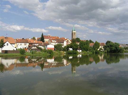 Pohled na město a kostel sv. Ducha od Ulického rybníka
