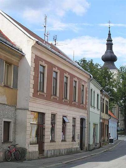 Historická zástavba směrem ke kostelu