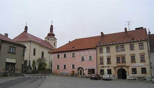 Měšťanské domy v pozadí s farním kostelem