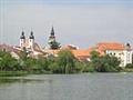 Pohled na zámek přes Štěpnický rybník