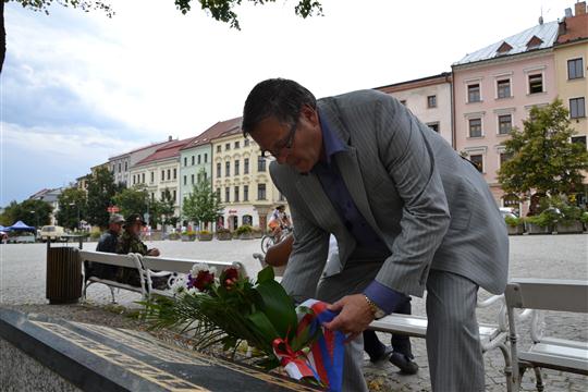 Hejtman Kraje Vysočina Jiří Běhounek položil květiny k pamětní desce Evžena Plocka. Uctil památku obětí srpnové okupace 1968.