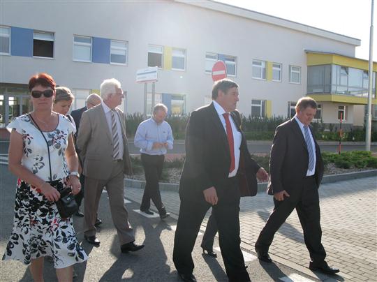 Delegace při prohlídce operačního centra společnosti Granvia Operation, a.s., která provozuje nově vybudovaný  úsek rychlostní silnice R1