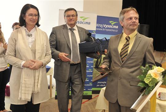 Předsedkyně Poslanecké sněmovny PČR Miroslava Němcová a hejtman Vysočiny Jiří Běhounek při předání zlaté stuhy starostovi Víru Ladislavu Stalmachovi