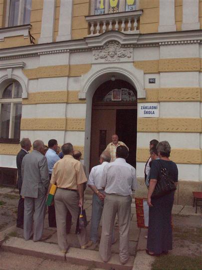 Ukrajinskou delegaci uvítal před základní školou v Nové Říši ředitel Lubomír Polívka.