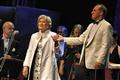 Kiri Te Kanawa s dirigentem Moravské filharmonie Olomouc Julianem Reynoldsem při závěrečném potlesku