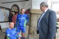Hejtman Kraje Vysočina zdraví cyklisty týmu z Vysočiny