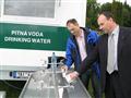 Petr Dvořák z krizového řízení kraje a ředitel krajského úřadu Zdeněk Kadlec vyzkoušeli vyčištěnou vodu