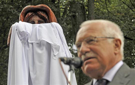 Odhalení sochy poutníka na vrcholu poutního místa Křemešník