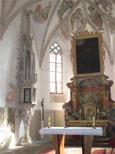 Pohled do presbytáře kostela sv. Jakuba
