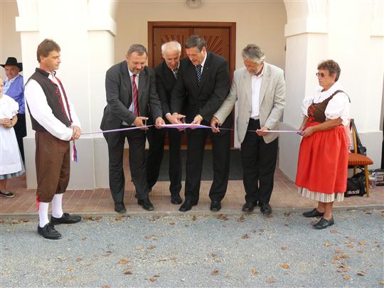 Slavnostní otevření opraveného zámku v Okříškách