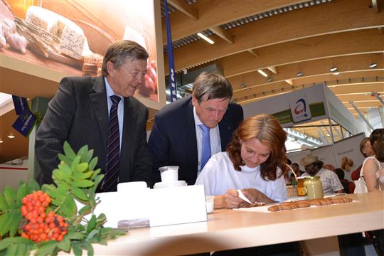Radní Josef Matějek a hejtman Jiří Běhounek sledují jemnou práci cukrářky