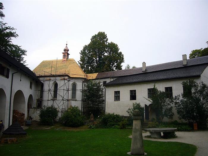 Doupě / oprava střechy kaple na hradě Roštejn