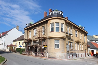 v průběhu restaurování